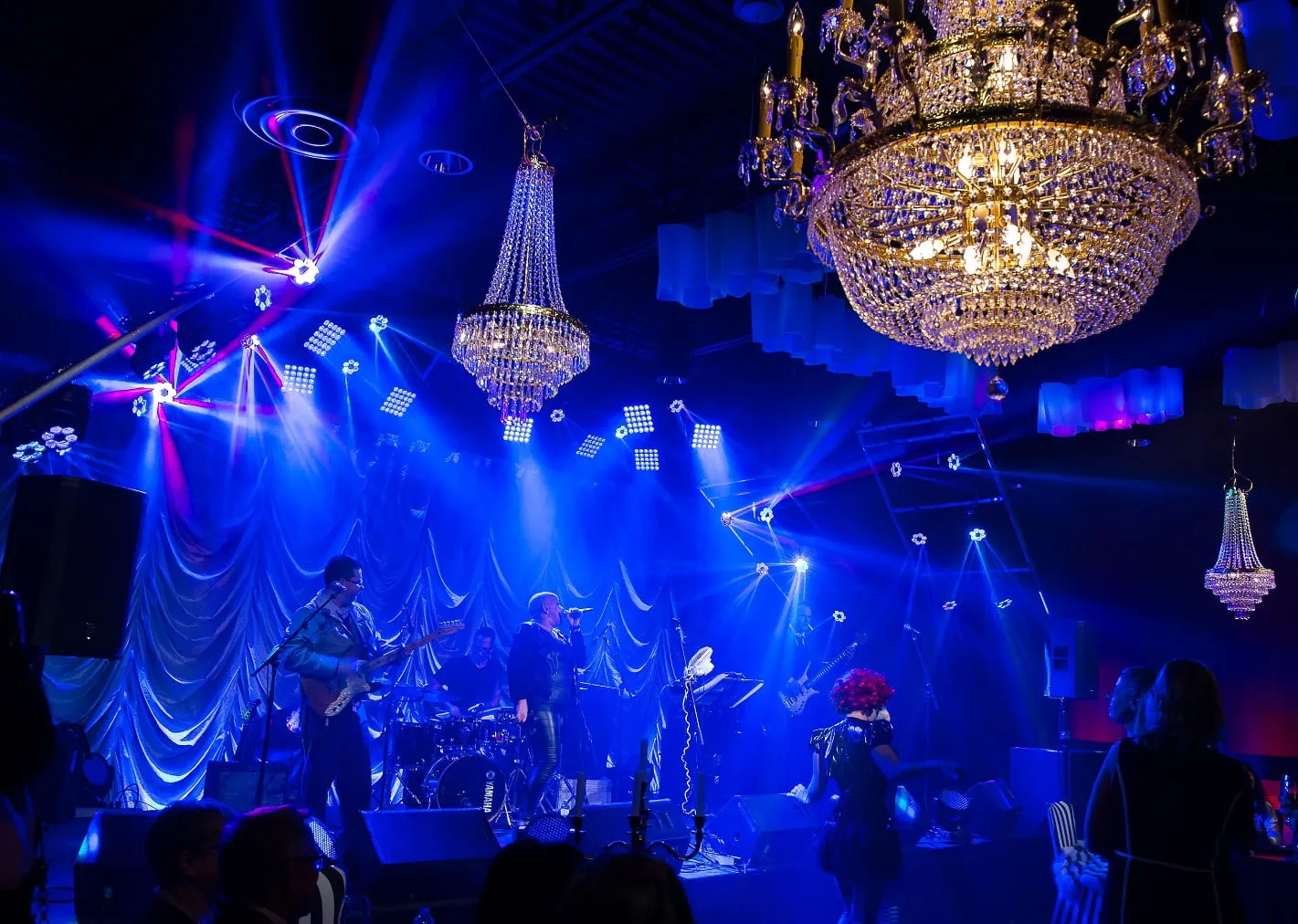 A picture of a small concert inside a lounge