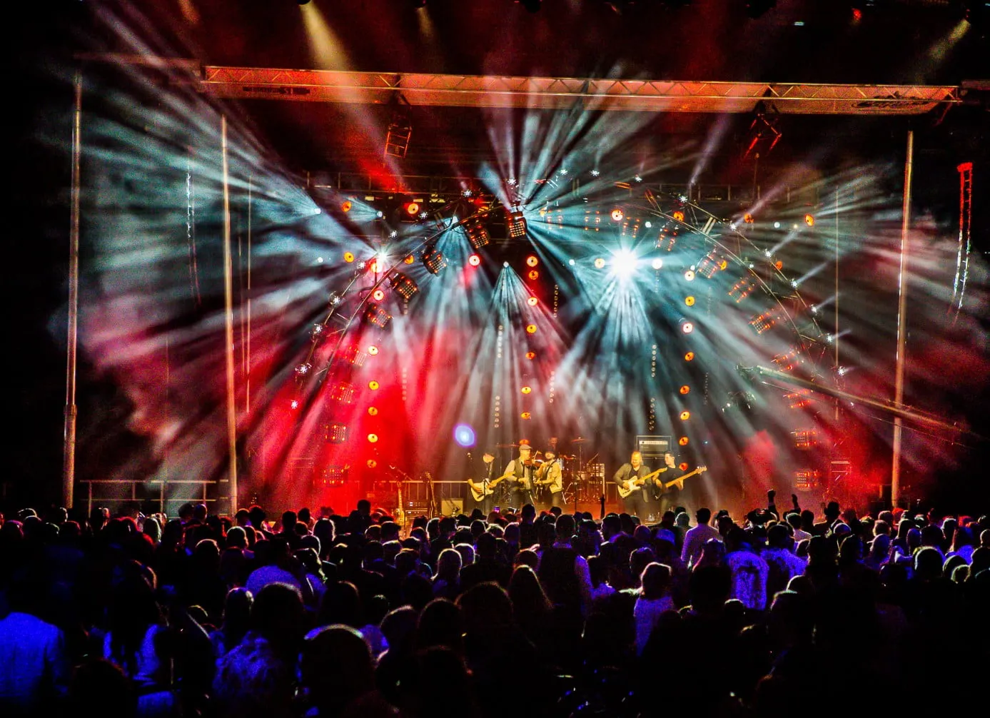 An image of a music concert with amazing lighting